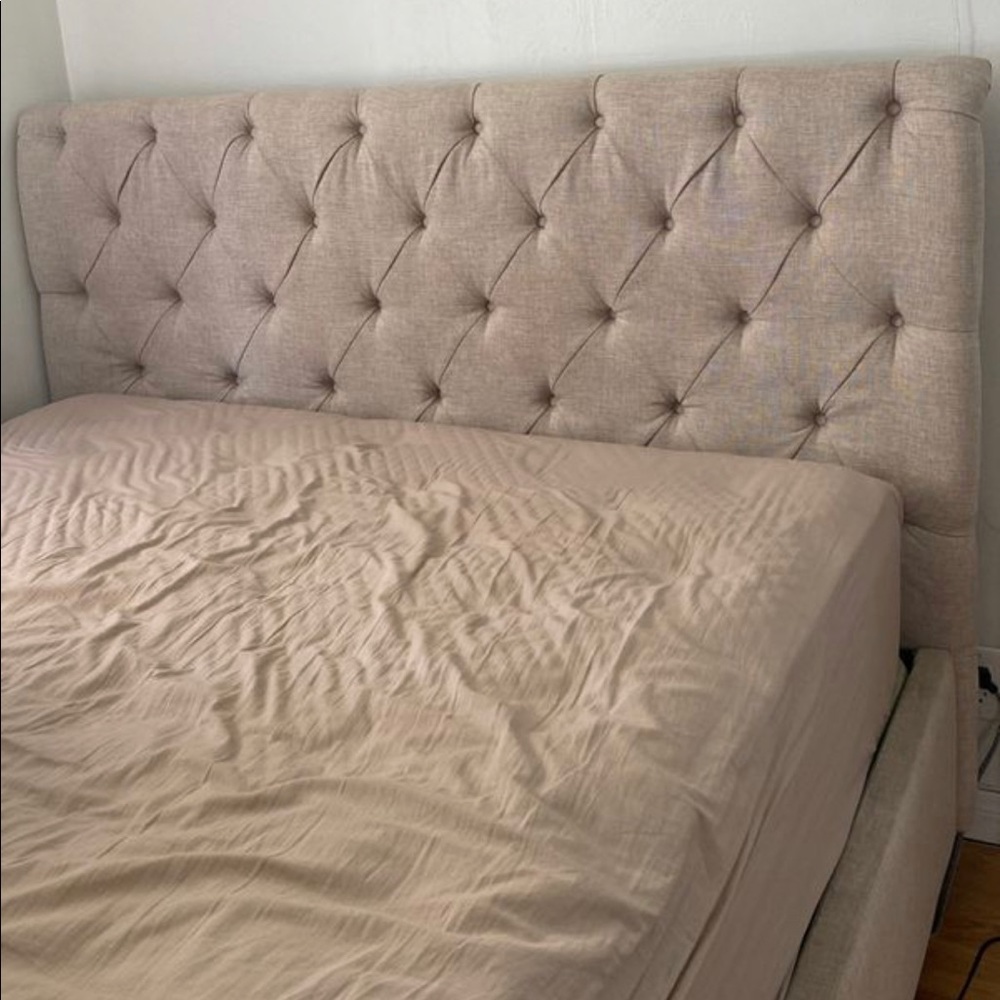 Full queen bed!